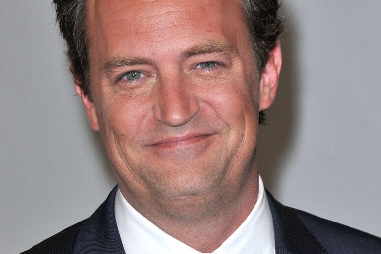 È morto Matthew Perry, per la star di “Friends” si ipotizza un arresto cardiaco