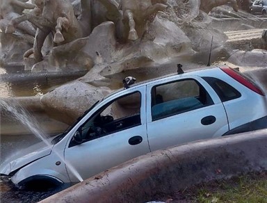 Auto dentro la fontana a Catania, donna in ospedale