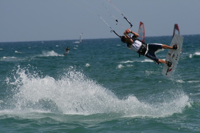 Forse un malore improvviso mentre praticava kitesurf: muore 40enne