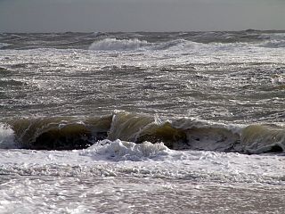 Gela, tragedia a mare: annega un uomo entrato in acqua per soccorrere la figlia