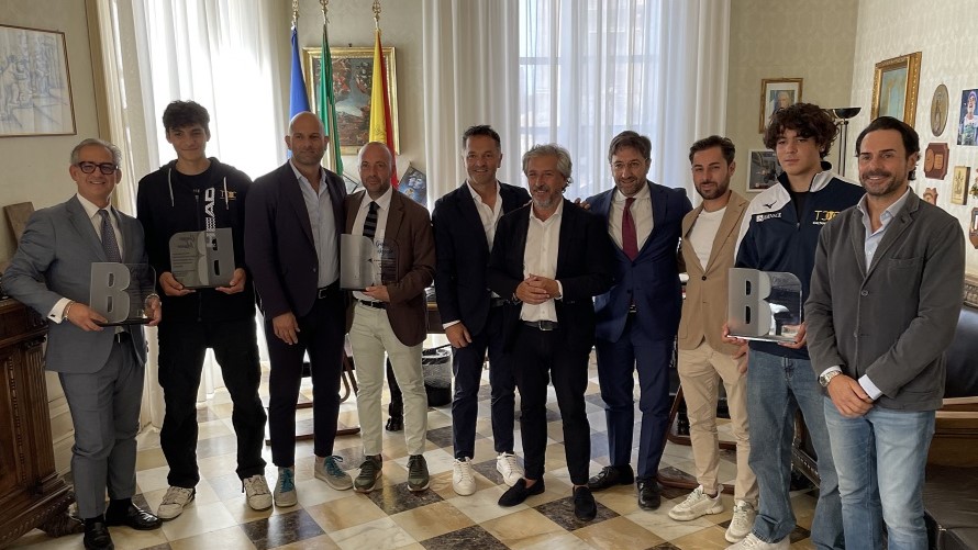 Tennis Club Caltanissetta in serie B: consegnata una targa al Sindaco Gambino