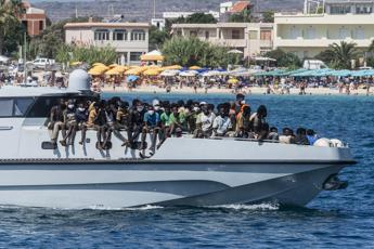 Migranti. Riprendono sbarchi a Lampedusa: 60 in hotspot