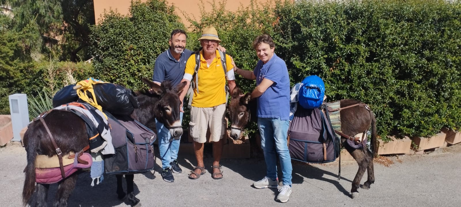 Tappa a San Cataldo per “Antonio”, il tedesco che a piedi in dieci mesi ha attraversato l’Italia con due asine