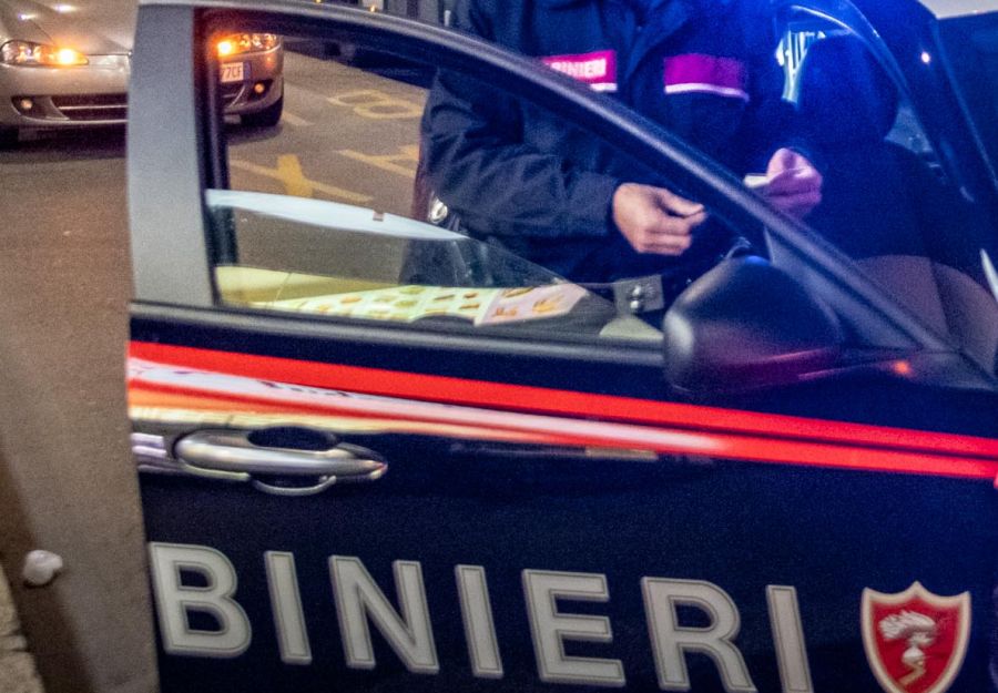 Aggrediscono la polizia municipale, arrestati dai carabinieri: reazione ai vigili per un’auto senza assicurazione