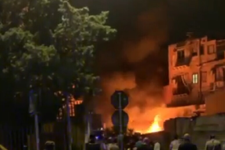 Sicilia, paura per un incendio notturno in una palazzina: evacuate 30 persone