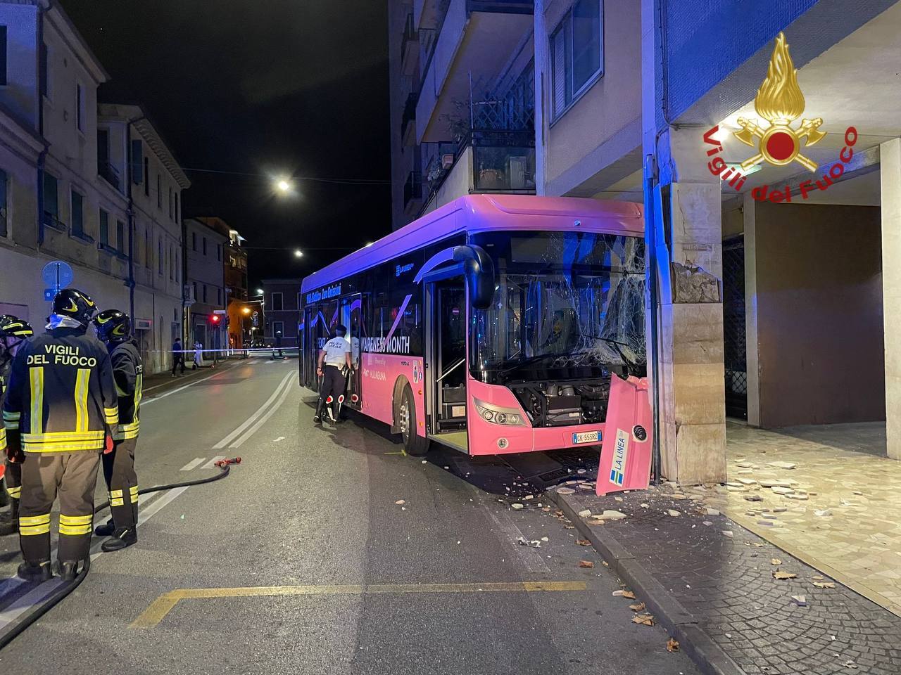 Nuovo incidente a Mestre, bus di linea contro pilastro di un palazzo: 15 feriti