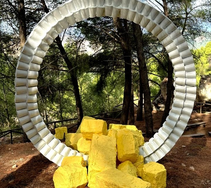 San Cataldo. Donata dal giovane artista Vincenzo Barba l’opera “Volumi Liquidi” al Parco Geo Minerario di Gabara