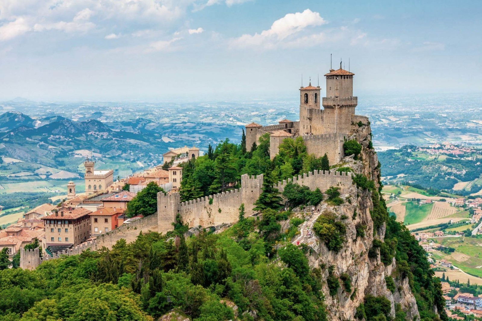 San Marino, una Repubblica nel cuore della penisola italiana