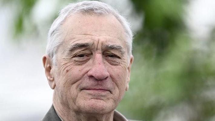 De Niro alla sbarra, l’ex assistente: “Battute sessiste, dovevo grattargli la schiena”