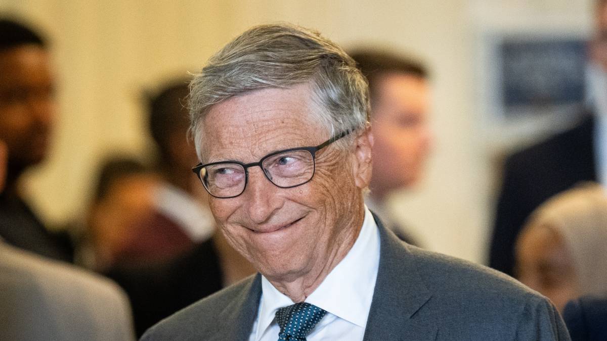 Intelligenza artificiale, nuova profezia di Bill Gates: “Lavoreremo solo 3 giorni a settimana”