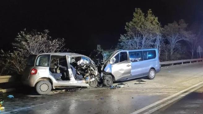 Grave incidente stradale: scontro frontale, 4 morti e 3 feriti gravi