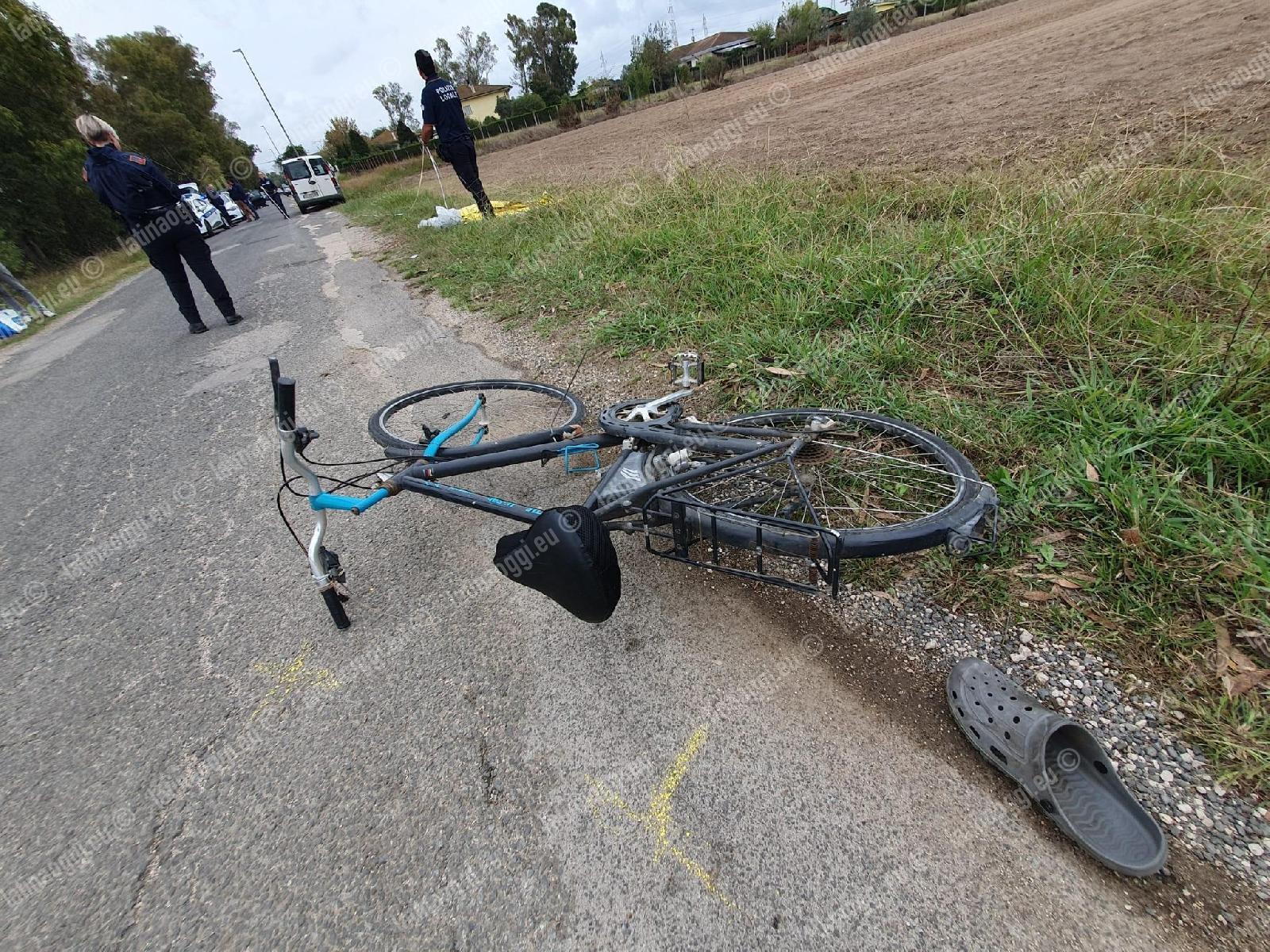 Incidente stradale: camion travolge bici, muore 22enne