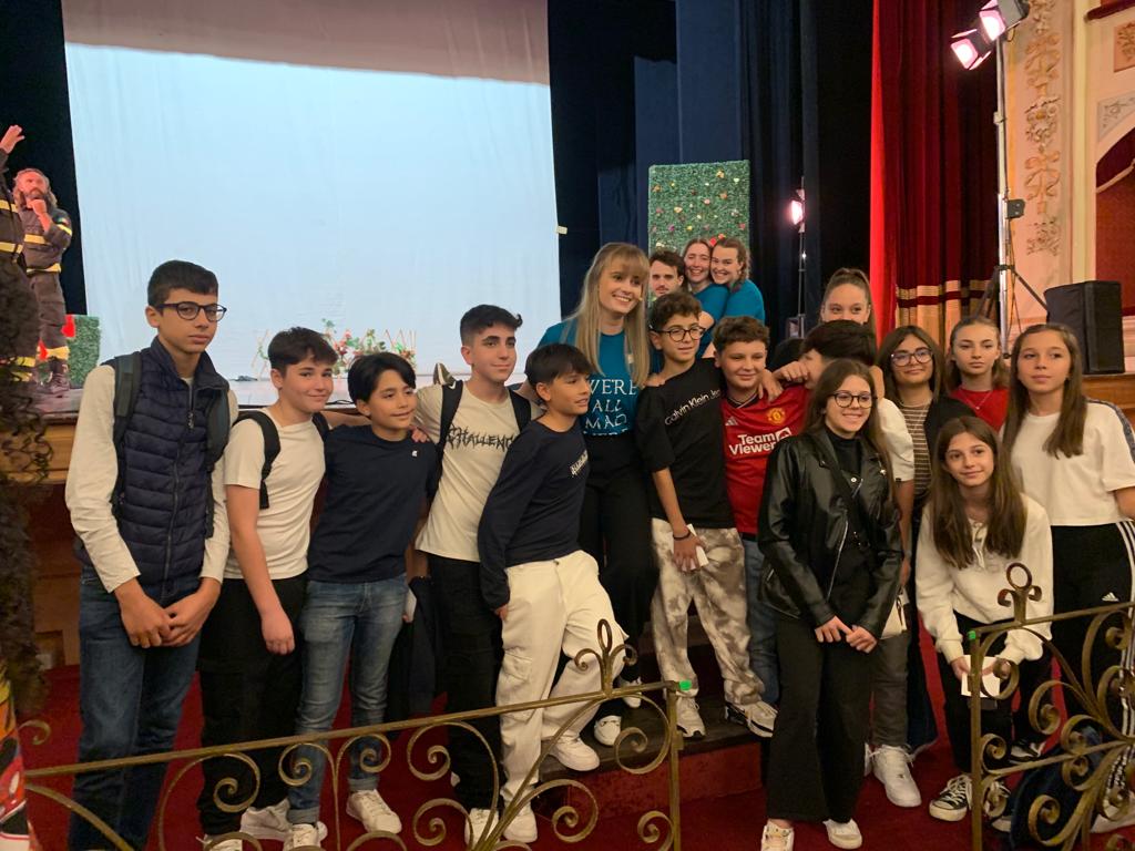 Caltanissetta. Alunni e docenti della scuola media della “Caponnetto” ad Agrigento per il Musical “Alice in The Wonderland”