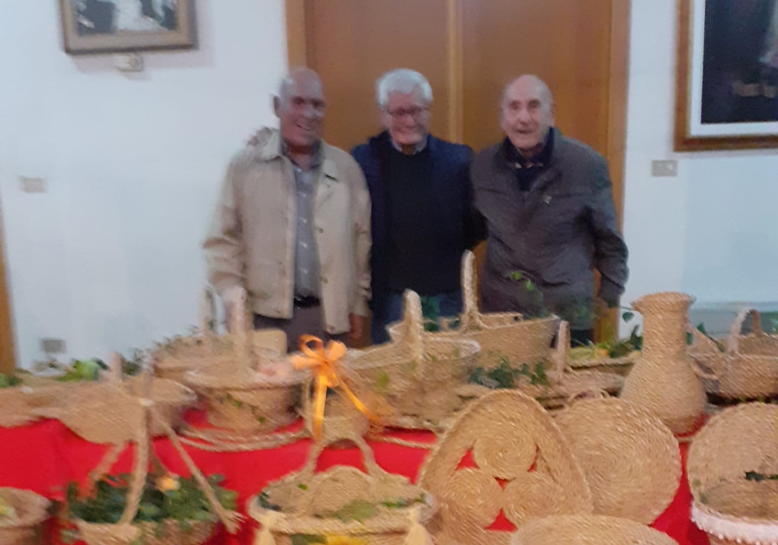 San Cataldo. Il Gruppo “Antichi Mestieri” della società Cesare Battisti all’Oasi Cristo Re fa ammirare ai bimbi i lavori con la buda