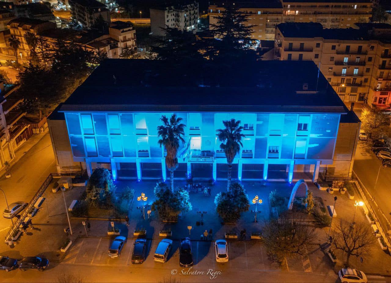 San Cataldo. Il Palazzo di Città illuminato di azzurro per i diritti dei più giovani