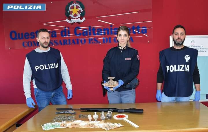 Gela: arrestato un 37enne con reperti archeologici, armi, munizioni e droga nascosti in casa