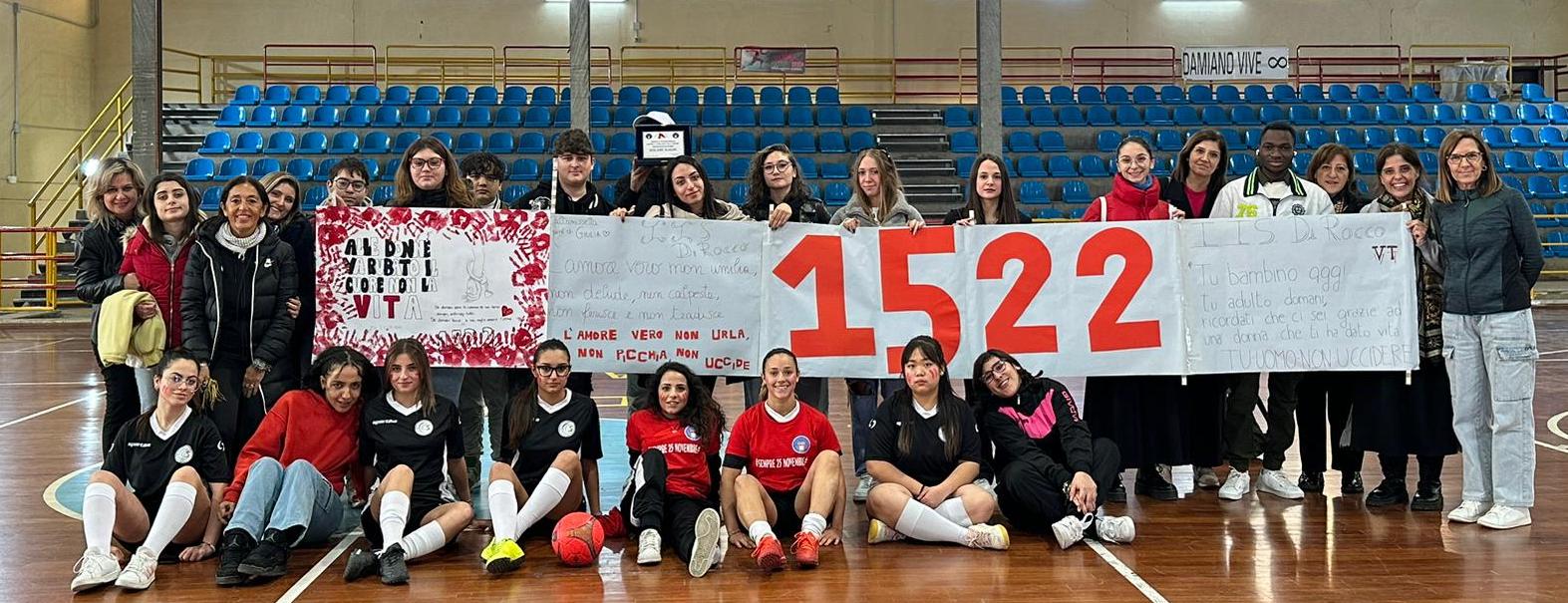 Torneo di calcio a 5 femminile, “Alle donne va rubato il cuore, non la vita”: premiato lo slogan dell’Istituto Di Rocco di Caltanissetta