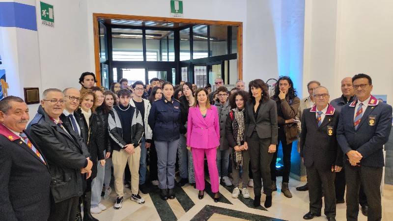 Caltanissetta, il Rosario Assunto porta in Questura la mostra su San Michele con tele e tessuti