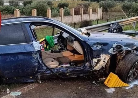 L’auto fuori strada, un passeggero muore e l’autista fugge