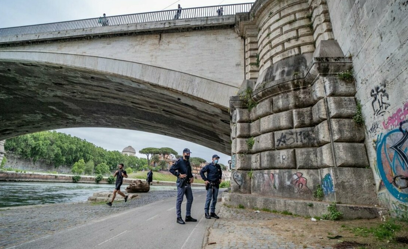 Cade da Ponte Garibaldi a Roma, morto ragazzo di 25 anni. Si ipotizza suicidio