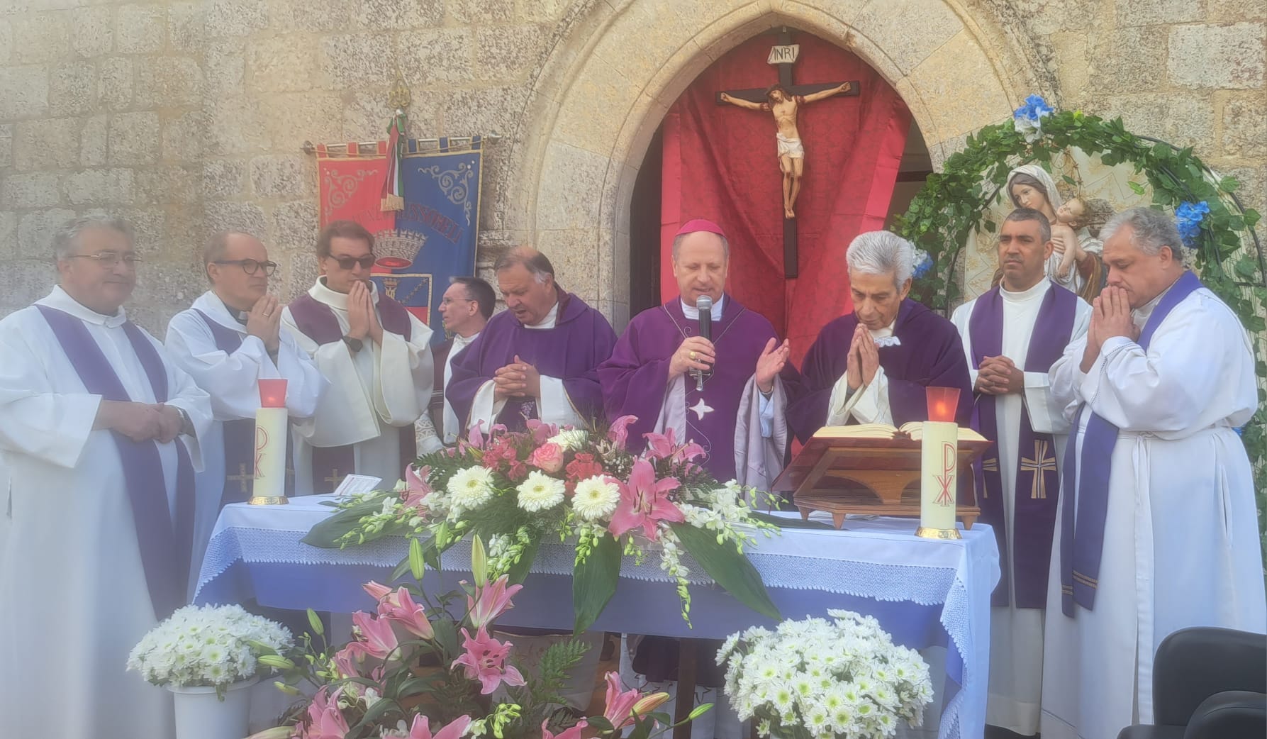 Mussomeli, Commemorazione Defunti: Mons.Lomanto e clero locale celebrano messa all’aperto. Ieri corteo confraternale al sacrario comunale