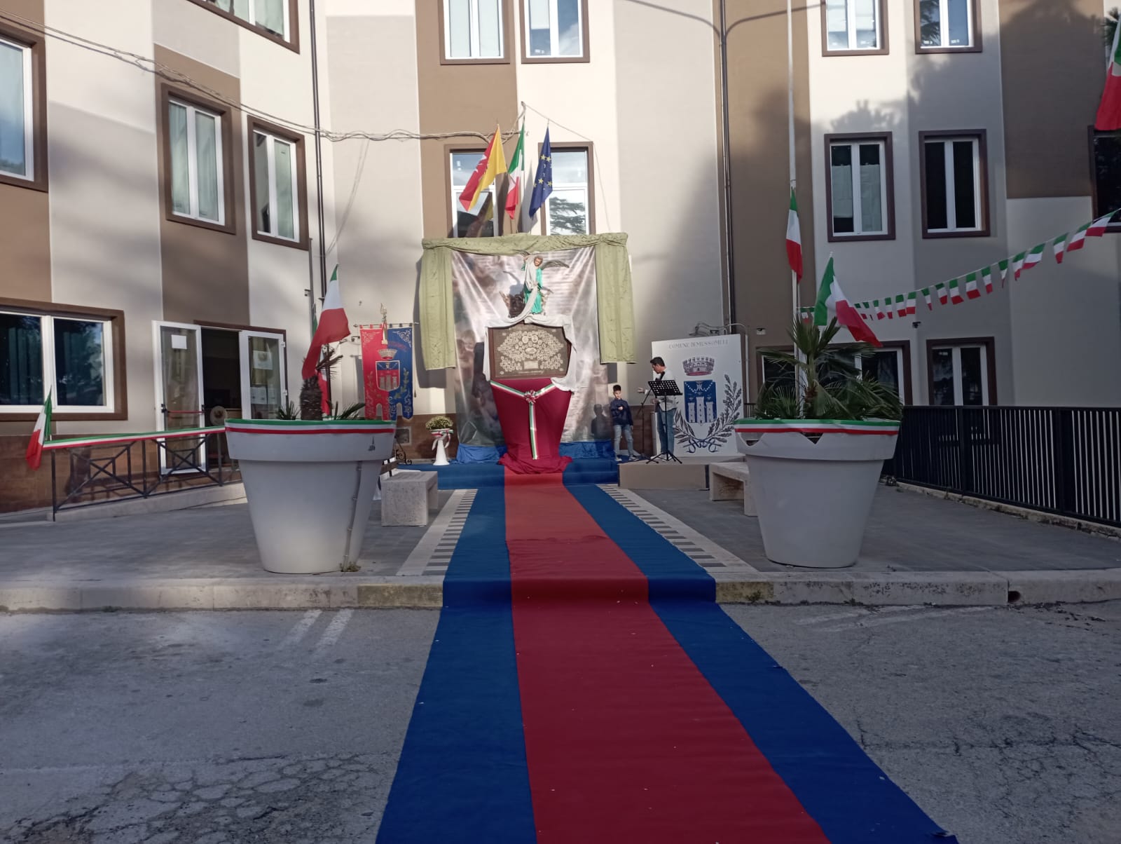 Mussomeli, lavori in corso in Piazza Umberto e location in Piazza della Repubblica per celebrare il 4 novembre