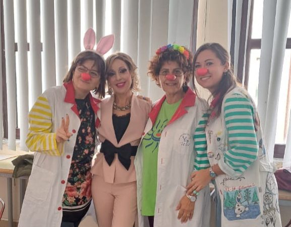 Clownterapia, gli studenti dell’indirizzo Servizi per la Sanità e l’Assistenza Sociale del Galilei di Caltanissetta incontrano l’ass. VIP ViviamoInPositivo