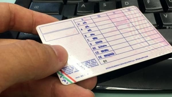 Sicilia. Esame per la patente con telecamere e trasmittenti, 6 denunce