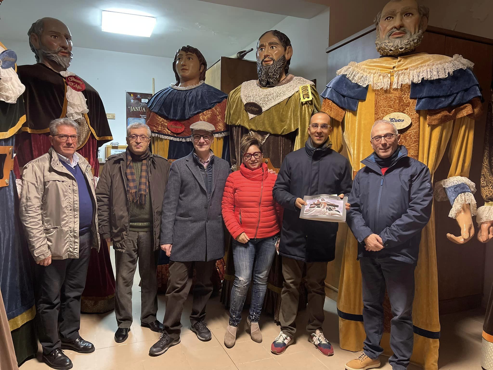 San Cataldo. Amministrazione comunale di Porto Ceresio in visita ai Sanpaoloni e ai Misteri del Venerdì Santo