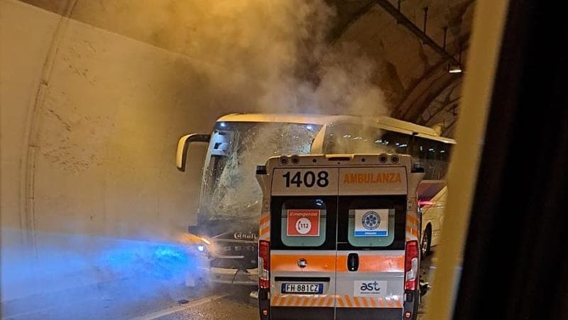 Scontro bus-ambulanza, 4 morti. Illesi bimbi sul pullman