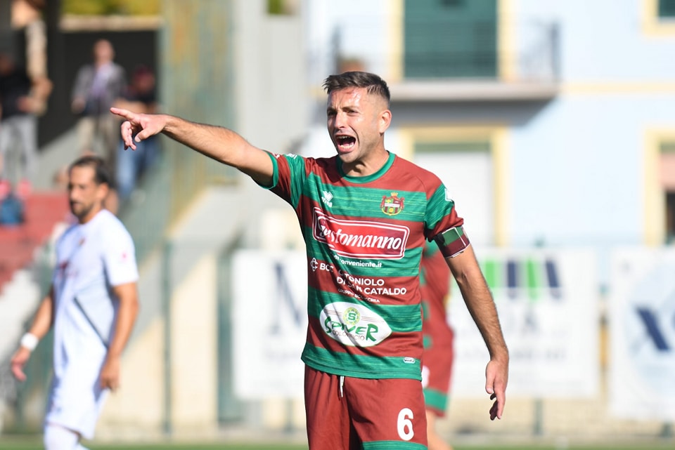 Serie D. Contro l’Acireale la Sancataldese va sotto, pareggia con Calabrese, ma viene beffata nel finale