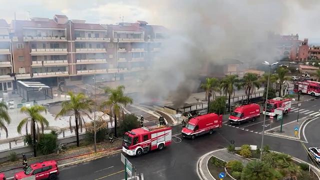 Maxi incendio in un’autorimessa sotterranea. Esplode una bombola gpl: 2 pompieri coinvolti nell’incendio