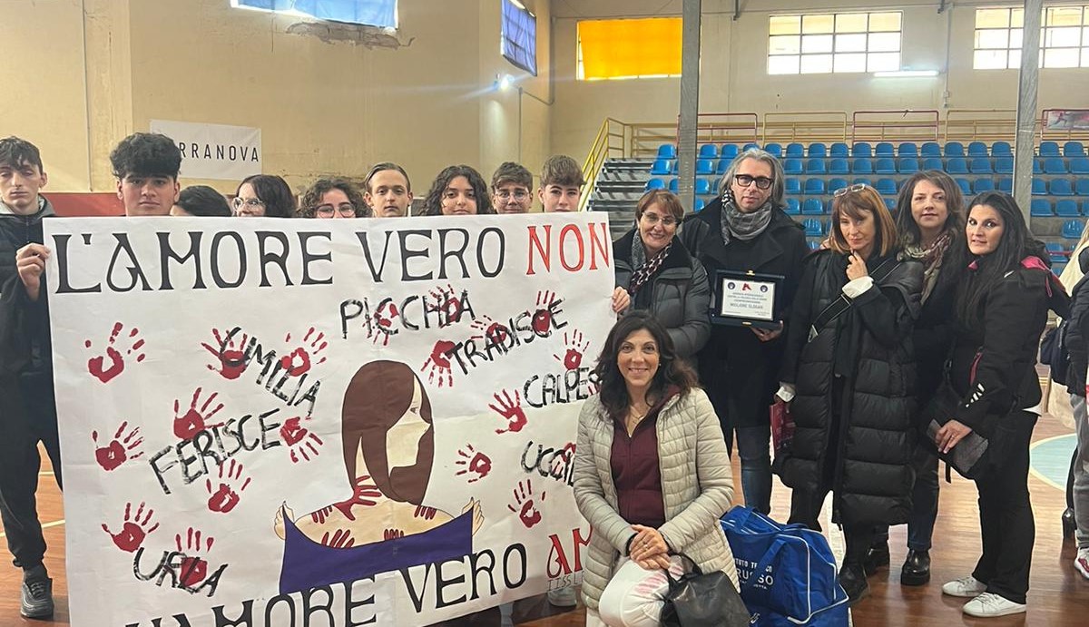 Caltanissetta. Al Torneo di Calcio a 5 contro la violenza sulle donne gli alunni dell’IISS “Russo” protagonisti con lo slogan migliore