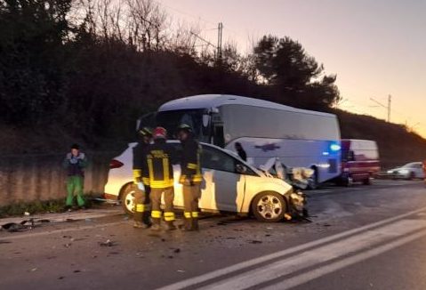 Autobus contro auto , muore ragazzo di 13 anni