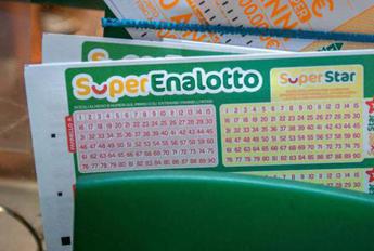 Superenalotto, numeri combinazione vincente oggi