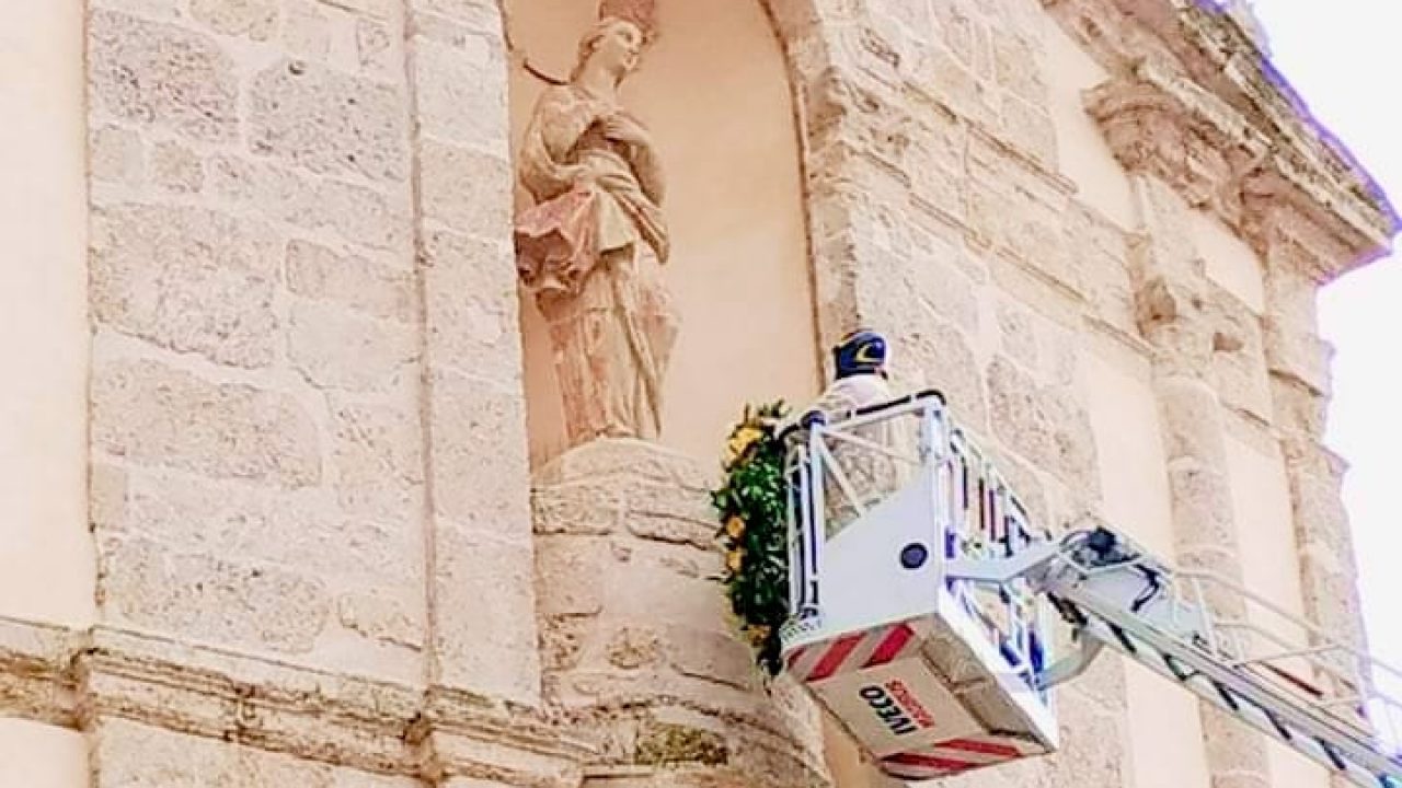 San Cataldo. C’è l’atto di venerazione della Città alla statua dell’Immacolata con l’ausilio dei Vigili del Fuoco