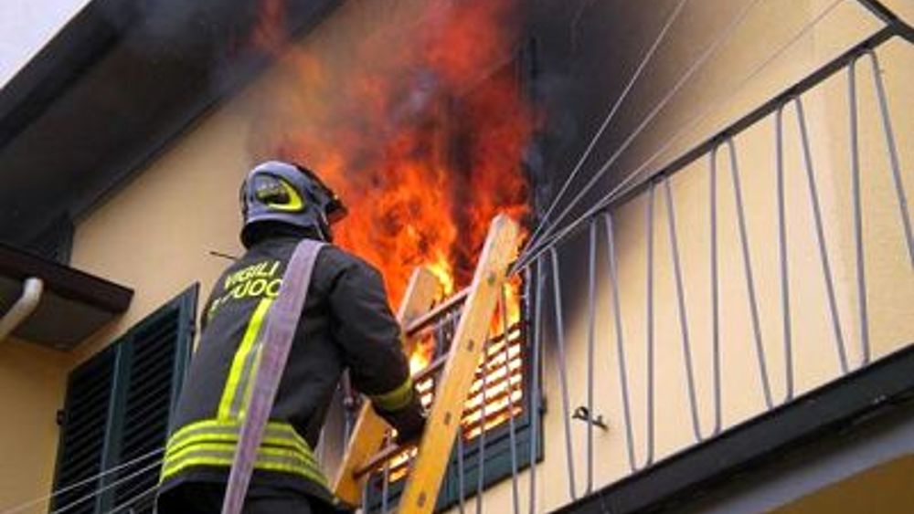 Italia, litiga con la moglie e si dà fuoco: esplode la bombola del gas in cucina