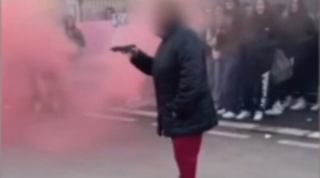 Donna “esasperata”, spari contro gli studenti: 3 feriti davanti al liceo Catullo