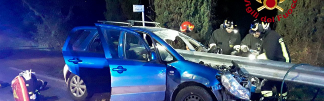 Italia, auto trafitta da guardrail: illesi i 4 a bordo