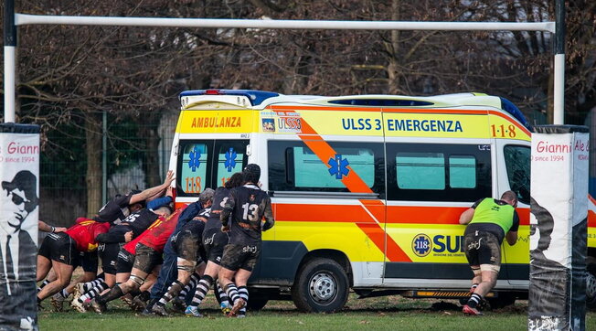 Ambulanza resta impantanata nel campo di rugby: giocatori la mandano… oltre la meta