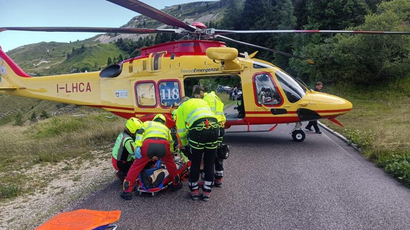 Sicilia, automobilista ferito sulla 115: elisoccorso atterra in strada