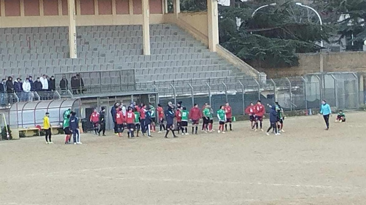 Caltanissetta, violenta rissa in Pro Nissa-Acquaviva: il video, tutti espulsi e gara sospesa