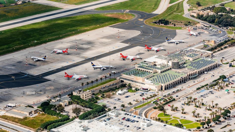 Sospeso volo da Malta a Catania dopo l’arresto di due passeggeri