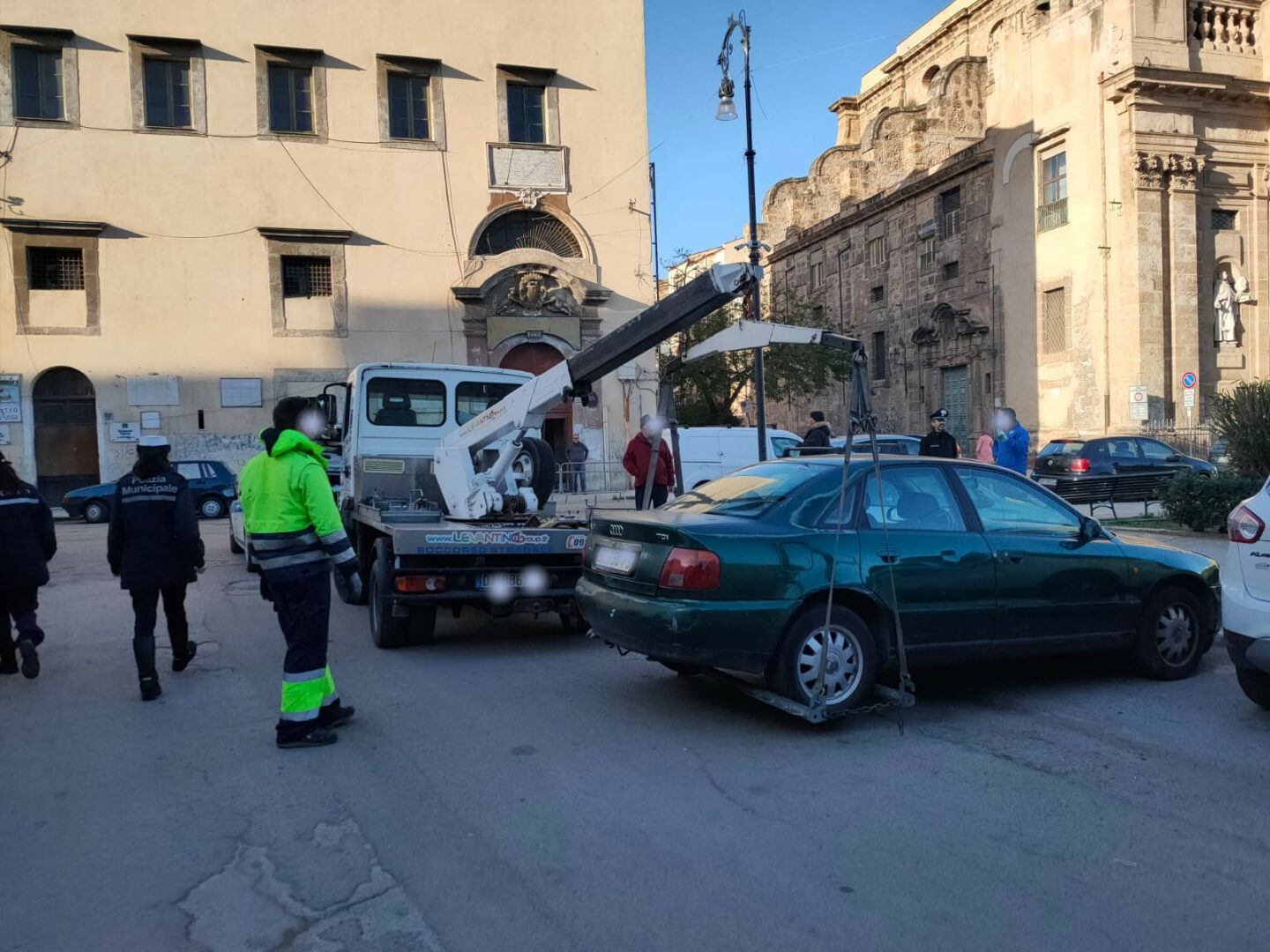 Blitz dei vigili urbani a piazza Kalsa e Porta dei Greci a Palermo