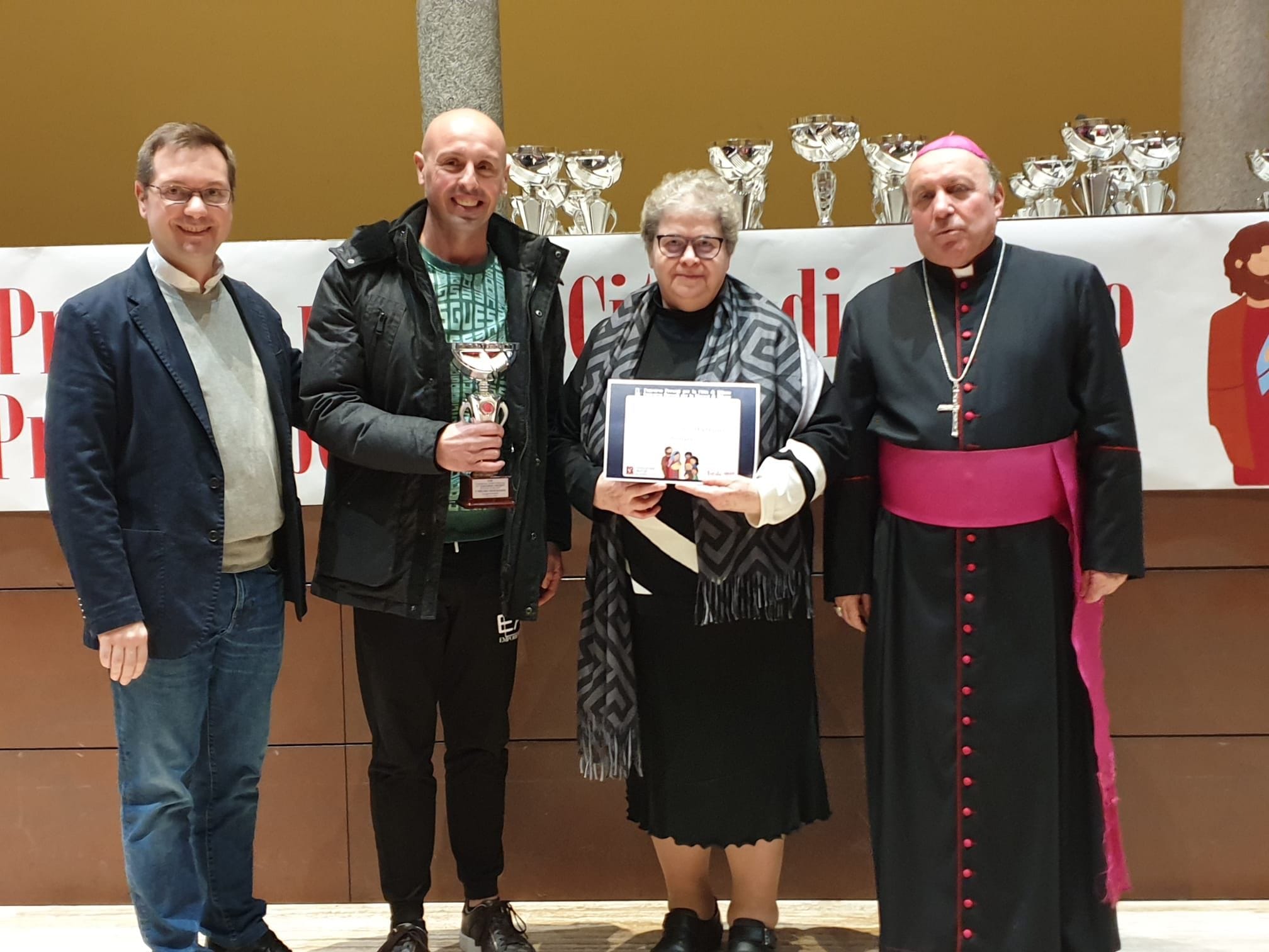 Concorso presepi milanesi. Il mussomelese Riccardo Orifiamma ritira premio Oratorio di San Martino Bollate