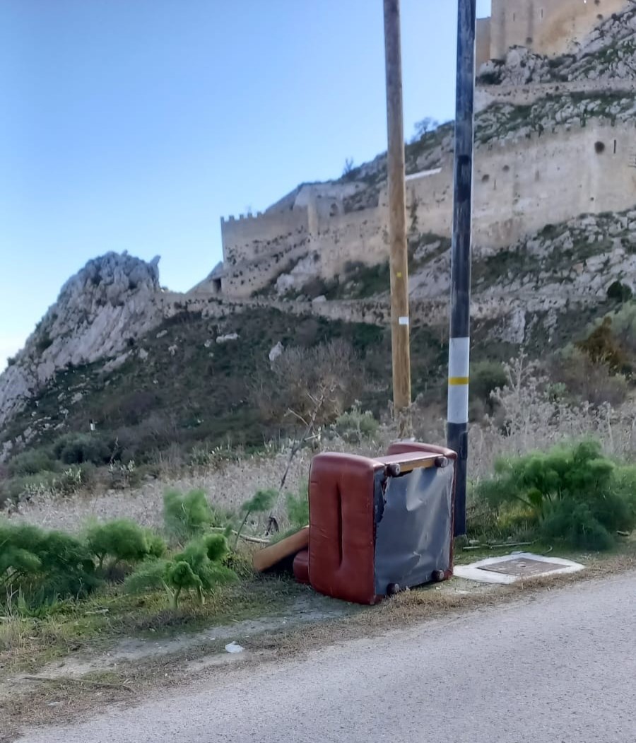 Mussomeli, “incivile” e il suo divano ai piedi del Castello Manfredonico