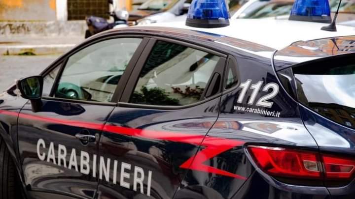 Padre lancia la figlia di 5 anni dal terrazzo e tenta il suicidio: piantonato in ospedale dai Carabinieri