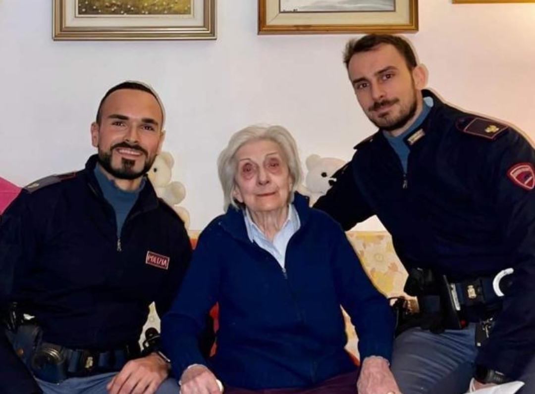 Una bella storia, 94enne chiama la polizia per parlare con qualcuno al telefono l’ultimo dell’anno: due agenti vanno a farle visita