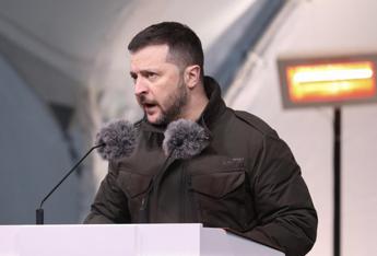 Ucraina, Russia lancia attacco “massiccio”. Ira Zelensky: “Putin nazista”