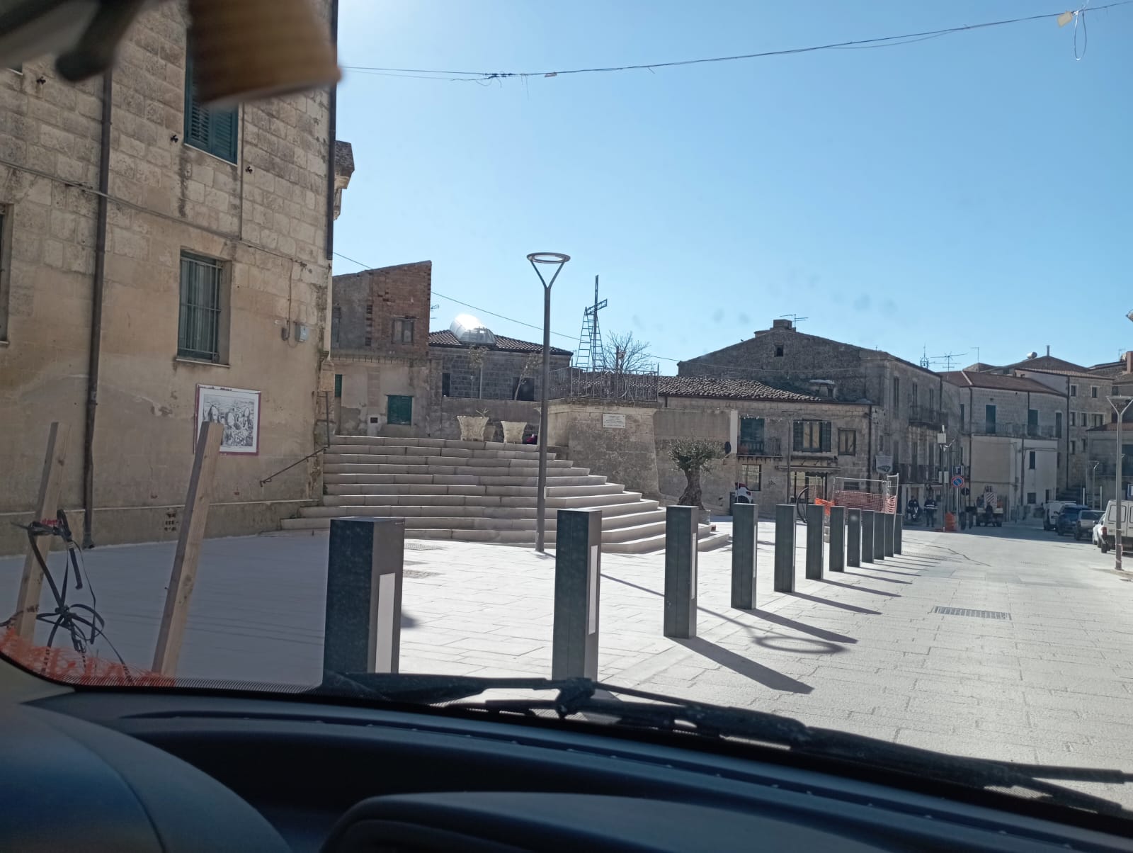 Mussomeli, Piazza Umberto e Via Palermo. Arredo urbano e lavori al termine fra commenti e sondaggi